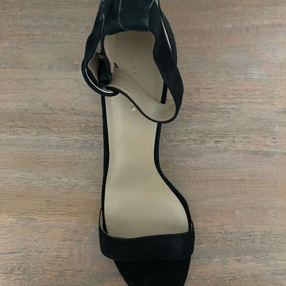 Ann Taylor Leannette Suede Block Heel in Black NIB - Picture 2 of 6